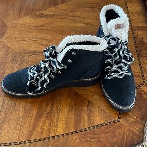Dr. Scholl’s so cozy lace up bootie